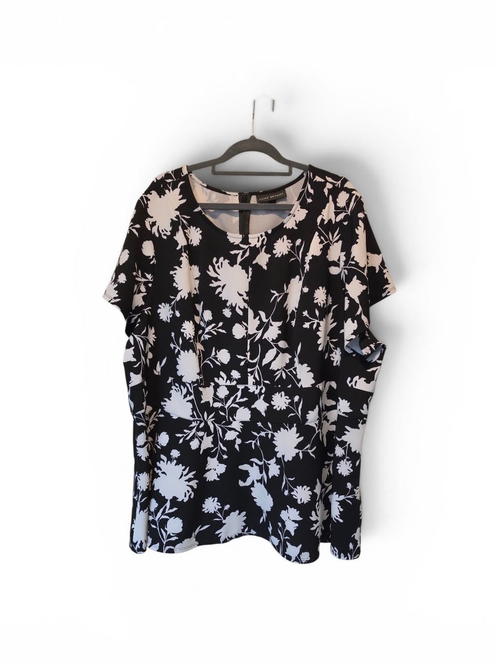 🇺🇸Lane Bryant Black and Off White Floral Short Sleeve Blouse Size 24